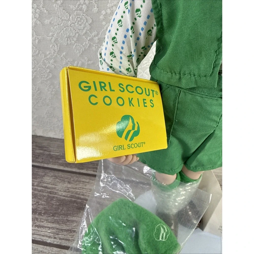 Avon‎ Girl Scout 1995 porcelain Doll 14